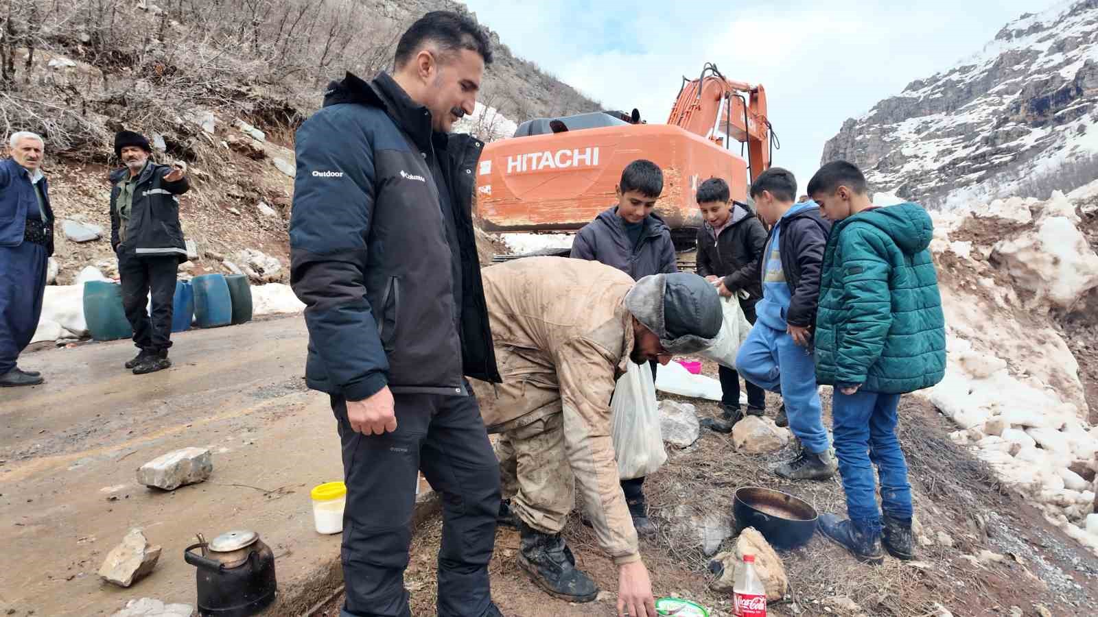 sirnakta cocuklardan alkislanacak hareket yollarin acilmasi icin gunlerdir calisan iscilere yemek goturuyorlar 7 RdaE6b3u