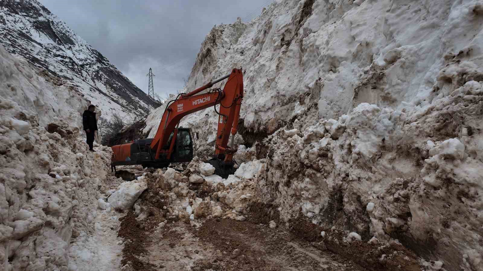 sirnakta cocuklardan alkislanacak hareket yollarin acilmasi icin gunlerdir calisan iscilere yemek goturuyorlar 8
