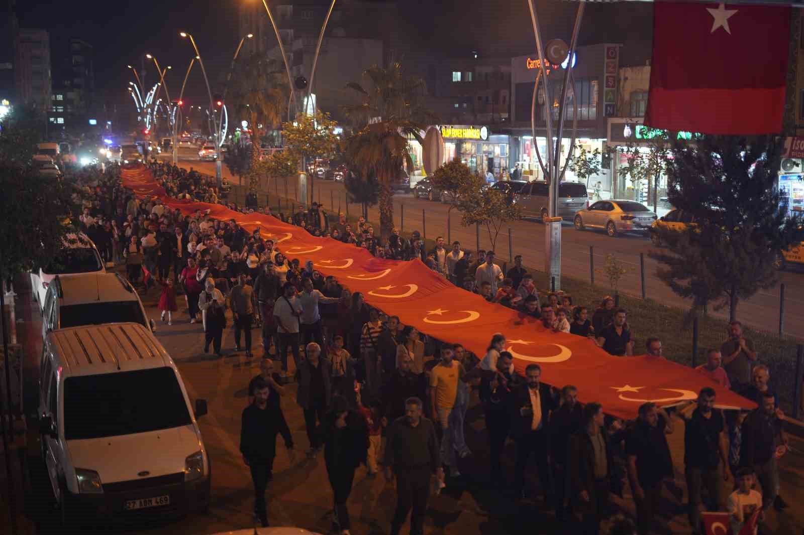 sirnakta cumhuriyet bayrami coskusu 300 metrelik turk bayragiyla yuruyus kurtce sarkilarla kutlama 0 QZVqsK65