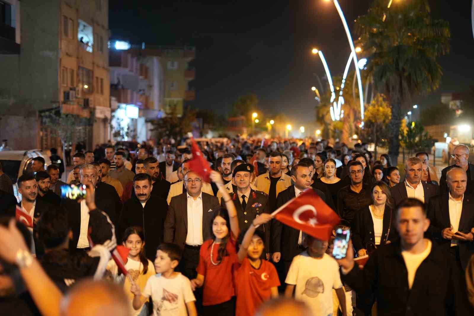 sirnakta cumhuriyet bayrami coskusu 300 metrelik turk bayragiyla yuruyus kurtce sarkilarla kutlama 1