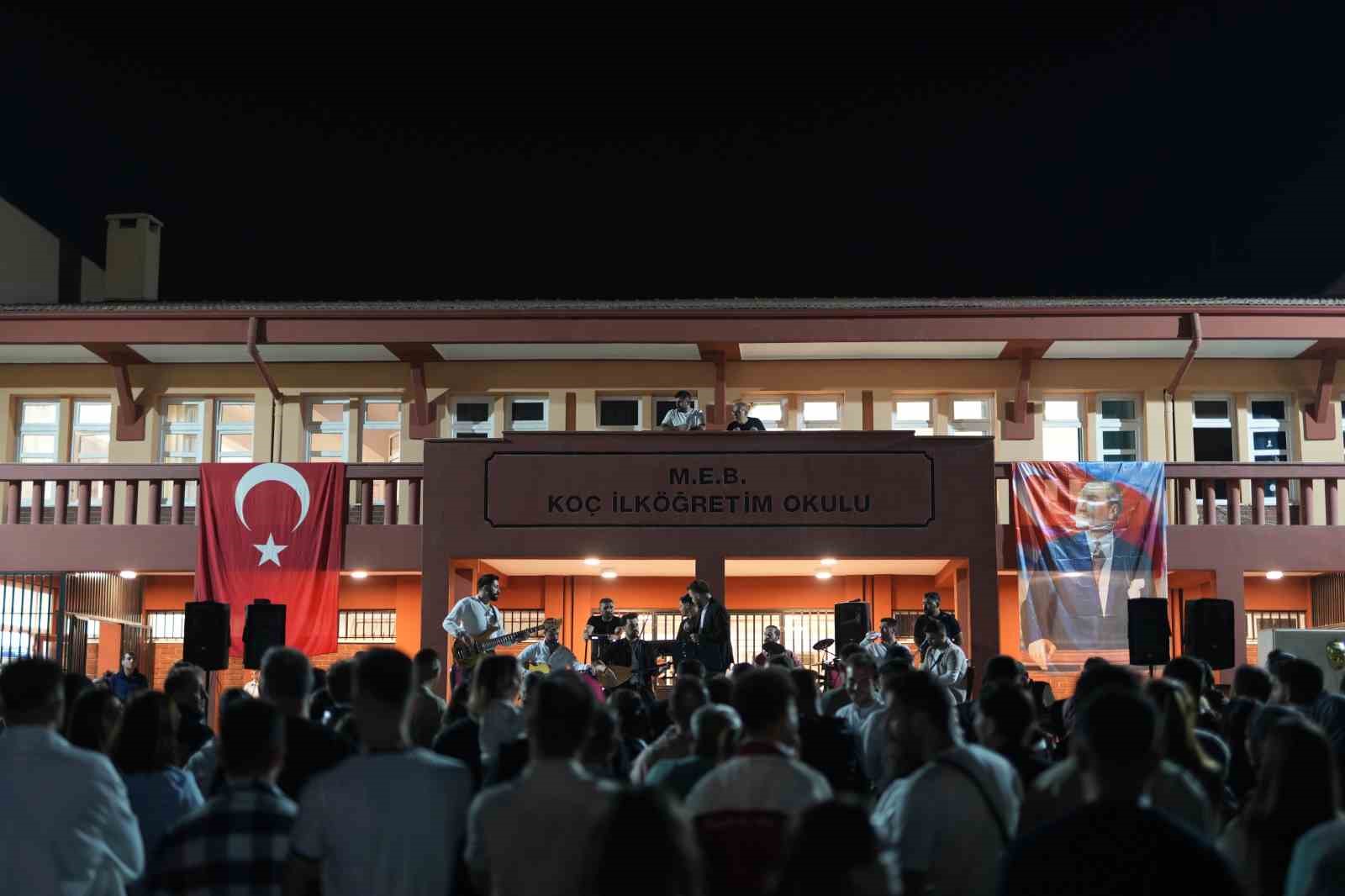 sirnakta cumhuriyet bayrami coskusu 300 metrelik turk bayragiyla yuruyus kurtce sarkilarla kutlama 10 TOZEdjTr