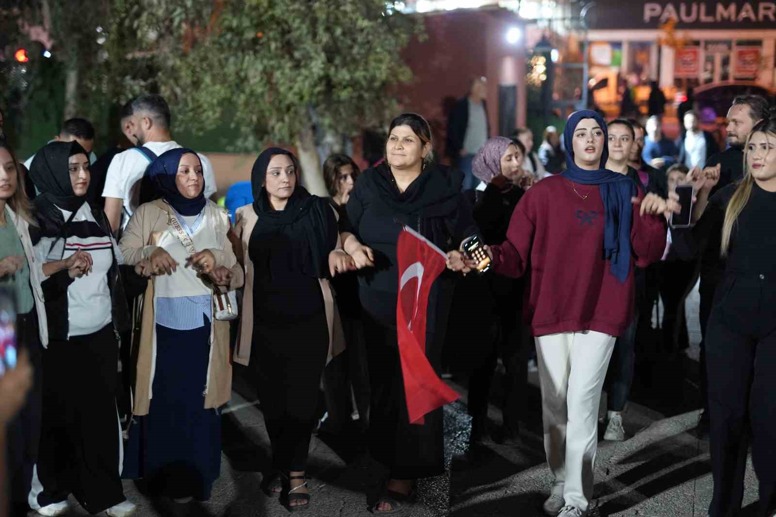 sirnakta cumhuriyet bayrami coskusu 300 metrelik turk bayragiyla yuruyus kurtce sarkilarla kutlama 11 zO2VIJRj