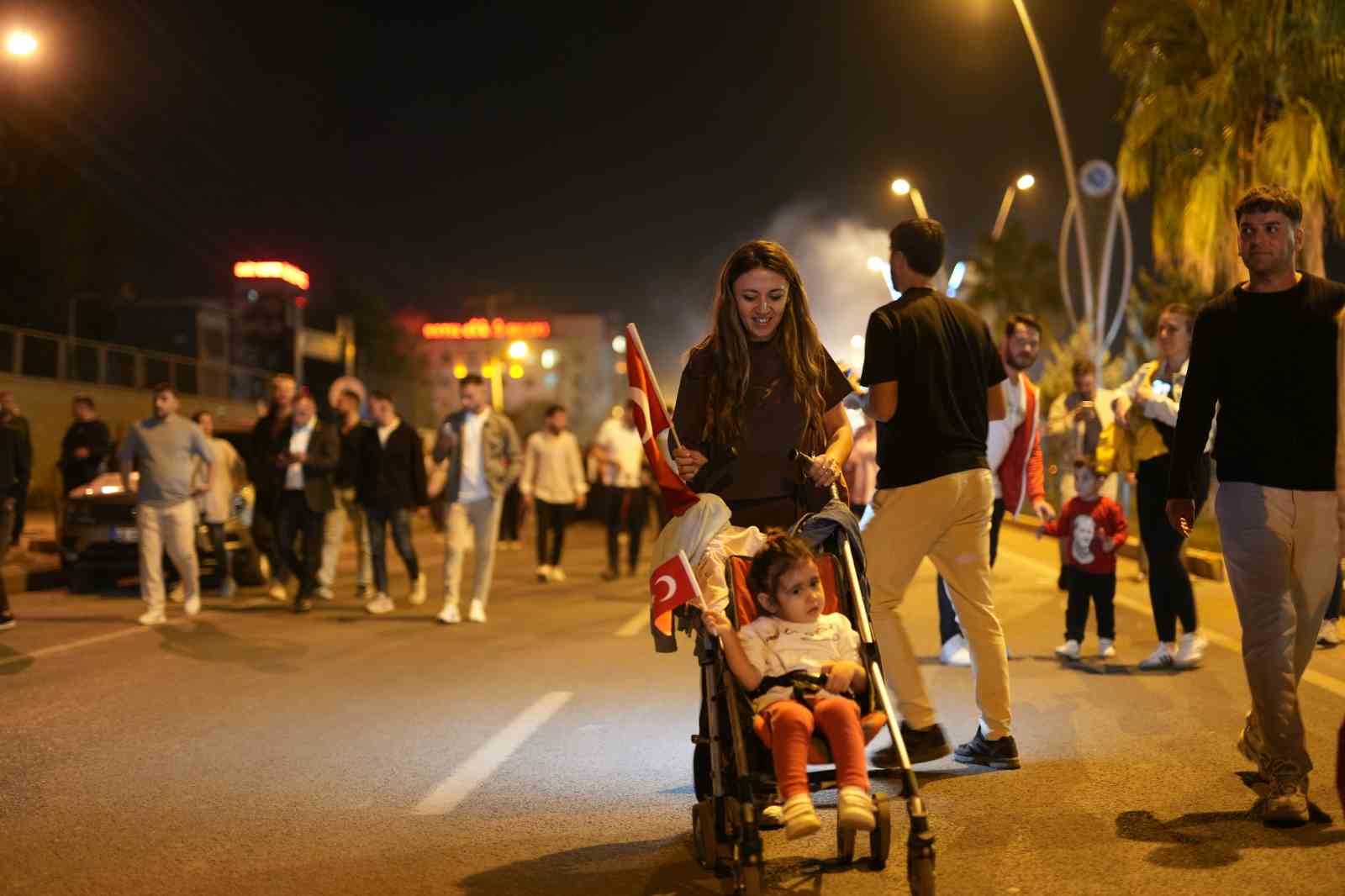 sirnakta cumhuriyet bayrami coskusu 300 metrelik turk bayragiyla yuruyus kurtce sarkilarla kutlama 2 8S76YJOA