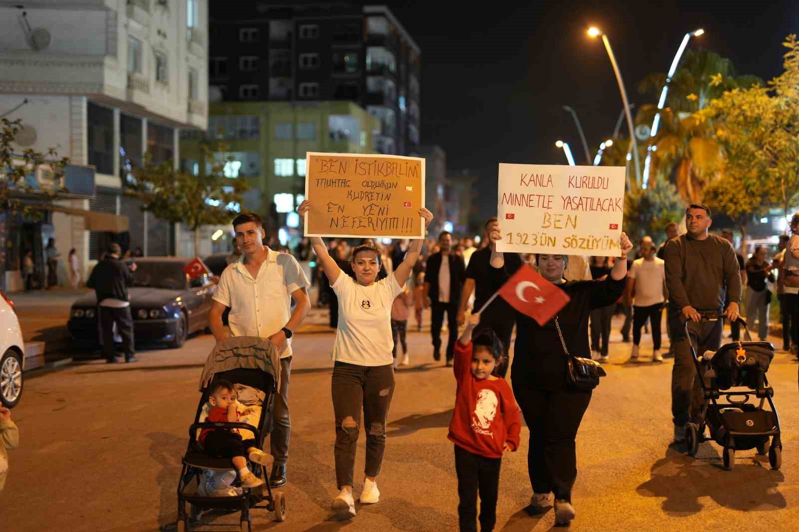 sirnakta cumhuriyet bayrami coskusu 300 metrelik turk bayragiyla yuruyus kurtce sarkilarla kutlama 4 ZDl3ISbD