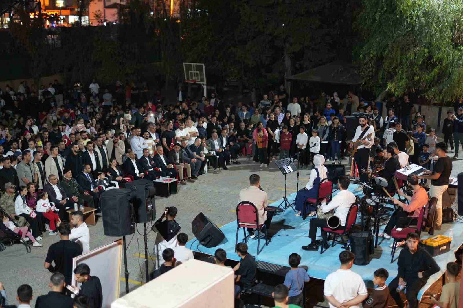sirnakta cumhuriyet bayrami coskusu 300 metrelik turk bayragiyla yuruyus kurtce sarkilarla kutlama 7 wuJBgbns