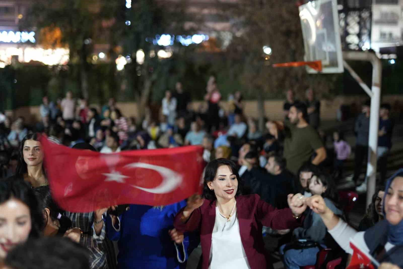 sirnakta cumhuriyet bayrami coskusu 300 metrelik turk bayragiyla yuruyus kurtce sarkilarla kutlama 8 8CUrb4S1