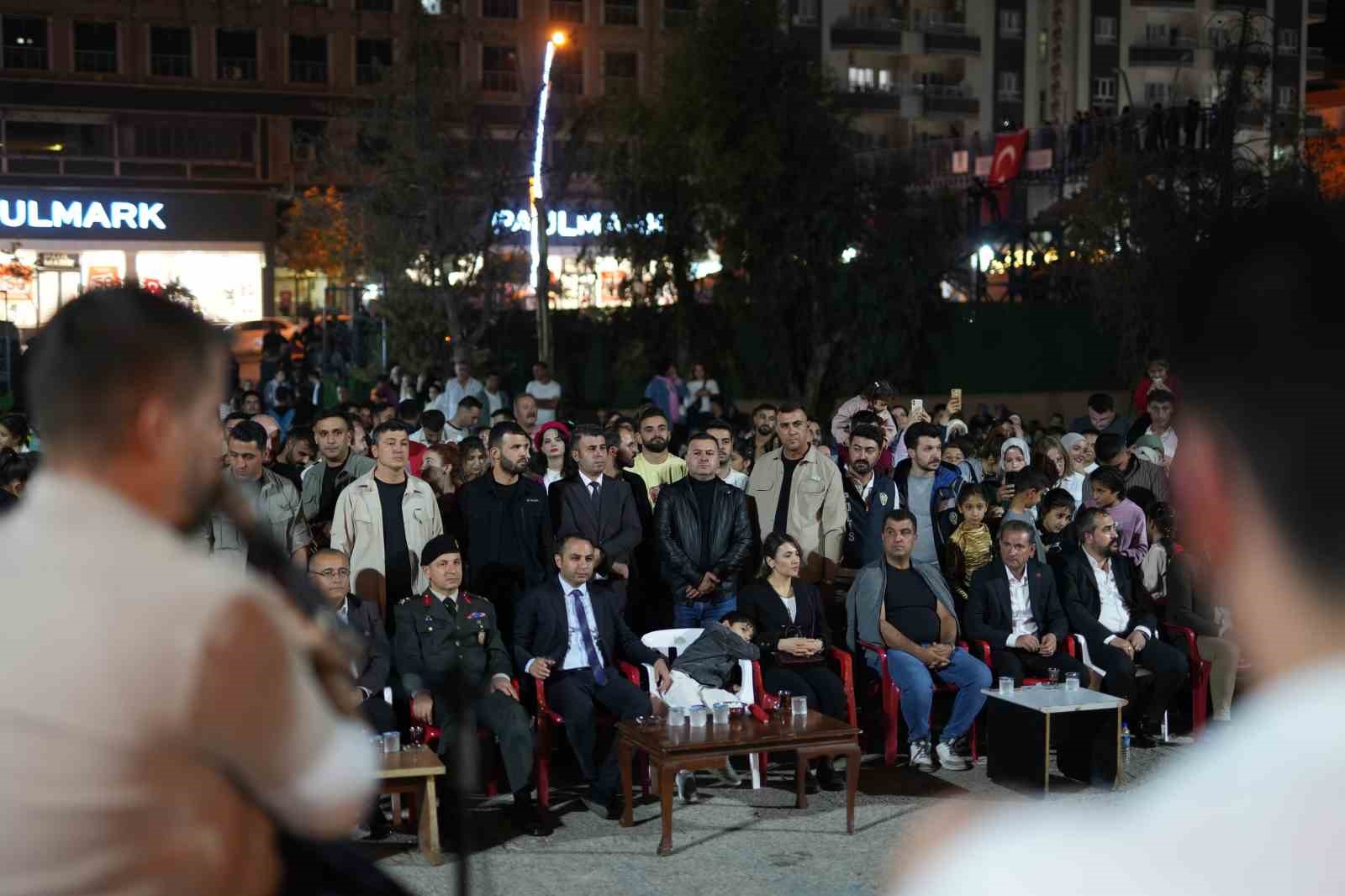 sirnakta cumhuriyet bayrami coskusu 300 metrelik turk bayragiyla yuruyus kurtce sarkilarla kutlama 9 ieOWnfy4