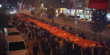 sirnakta-cumhuriyet-bayrami-coskusu-300-metrelik-turk-bayragiyla-yuruyus-kurtce-sarkilarla-kutlama-gbBjPYBC.jpg