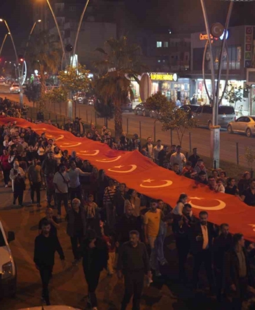 sirnakta-cumhuriyet-bayrami-coskusu-300-metrelik-turk-bayragiyla-yuruyus-kurtce-sarkilarla-kutlama-gbBjPYBC.jpg
