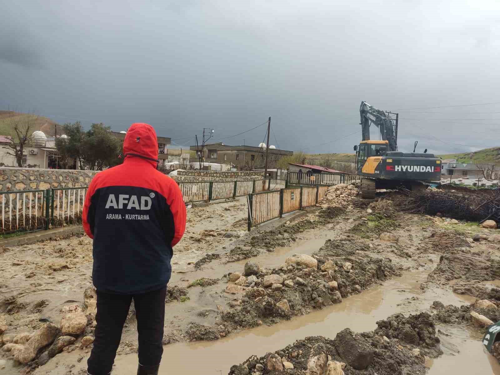sirnakta dereler tasti cok sayida konut ve ahir zarar gordu 5 GmhW95F3