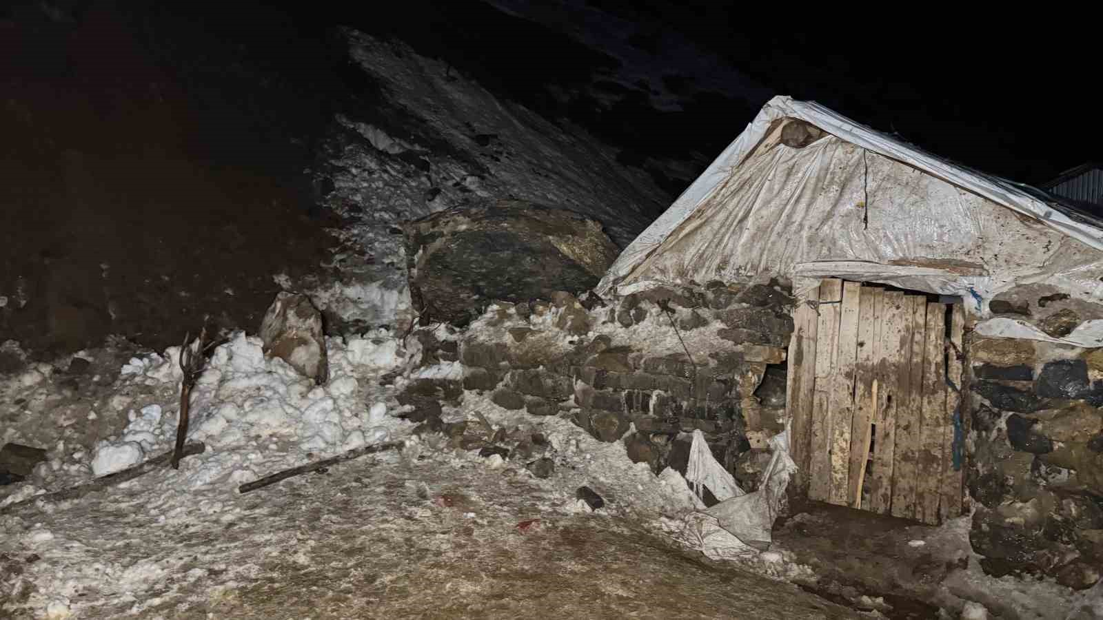 sirnakta dev kayalar koye dustu 30 hayvan telef oldu 4 r2eOATEC