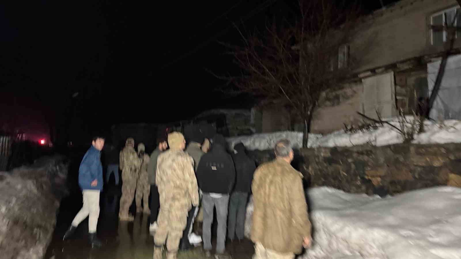 sirnakta dev kayalar koye dustu 30 hayvan telef oldu 8 iQVREcAE