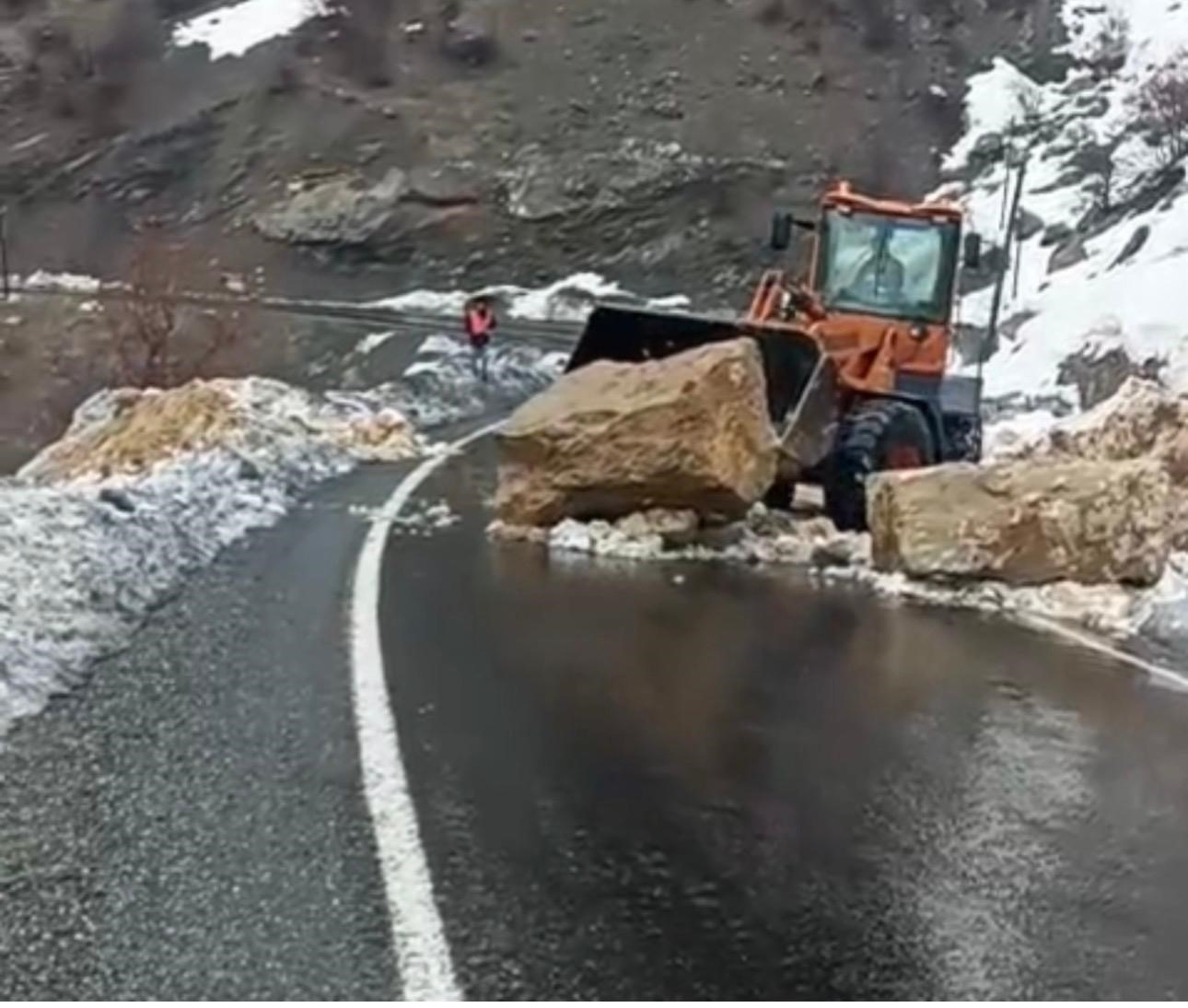 sirnakta dev kayalar yolu kapatti 1