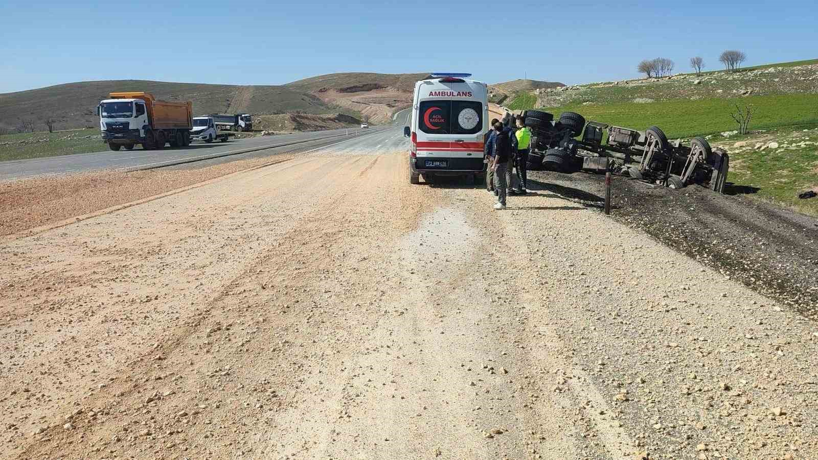 sirnakta devrilen kamyonun surucusu yaralandi 0 YjU38CIU