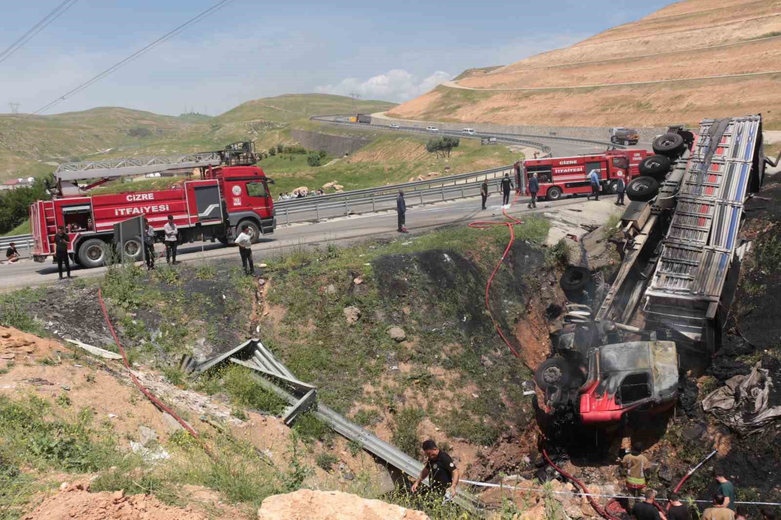 Şırnak’ta devrilen tırda sıkışan sürücü yanarak hayatını kaybetti 5 sirnakta devrilen tirda sikisan surucu yanarak hayatini kaybetti 1 HGLdOIqn