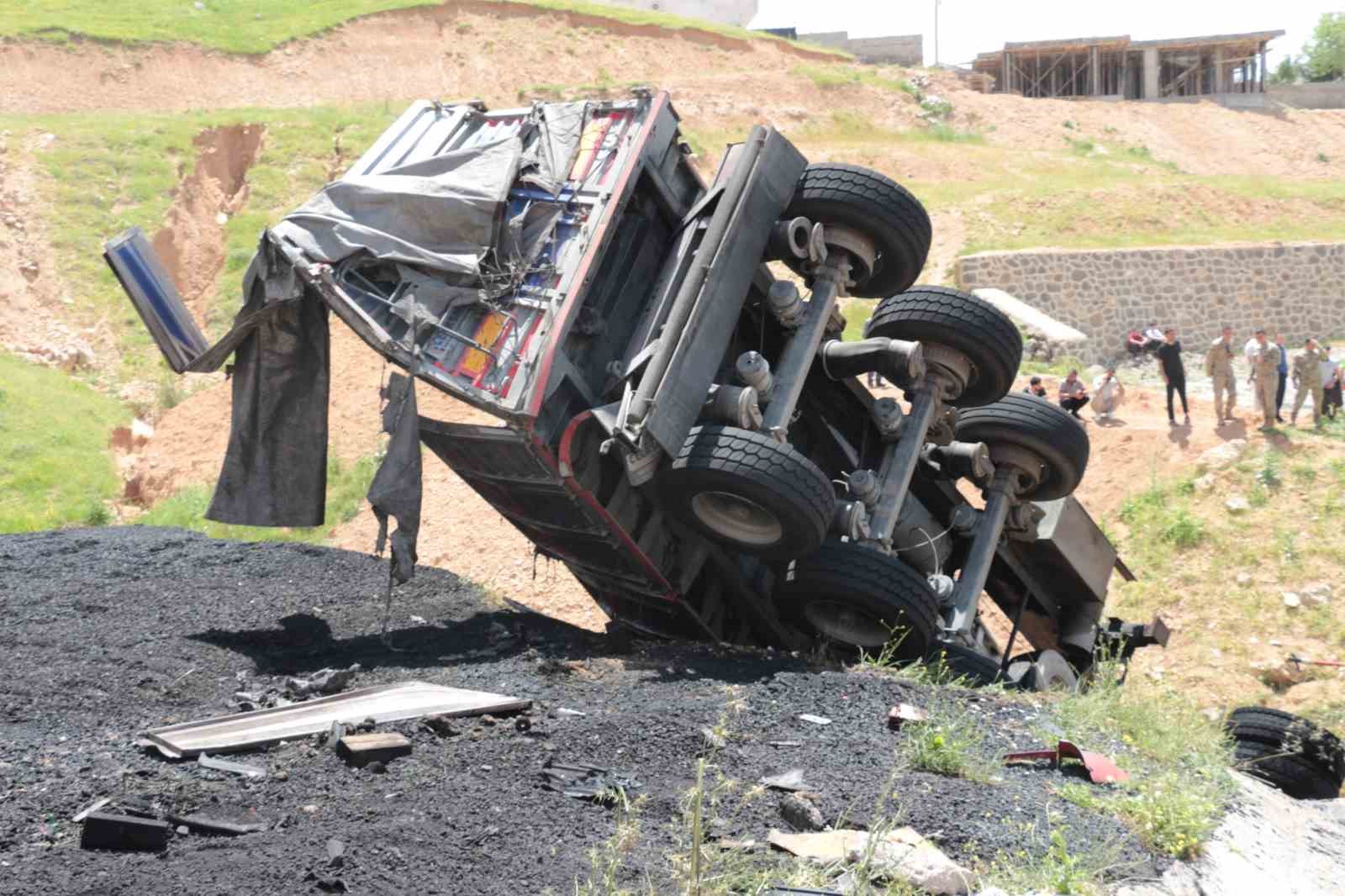 Şırnak’ta devrilen tırda sıkışan sürücü yanarak hayatını kaybetti 6 sirnakta devrilen tirda sikisan surucu yanarak hayatini kaybetti 2