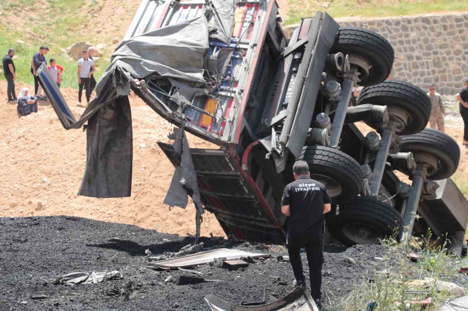 Şırnak’ta devrilen tırda sıkışan sürücü yanarak hayatını kaybetti 7 sirnakta devrilen tirda sikisan surucu yanarak hayatini kaybetti 3 RVrlH8l9