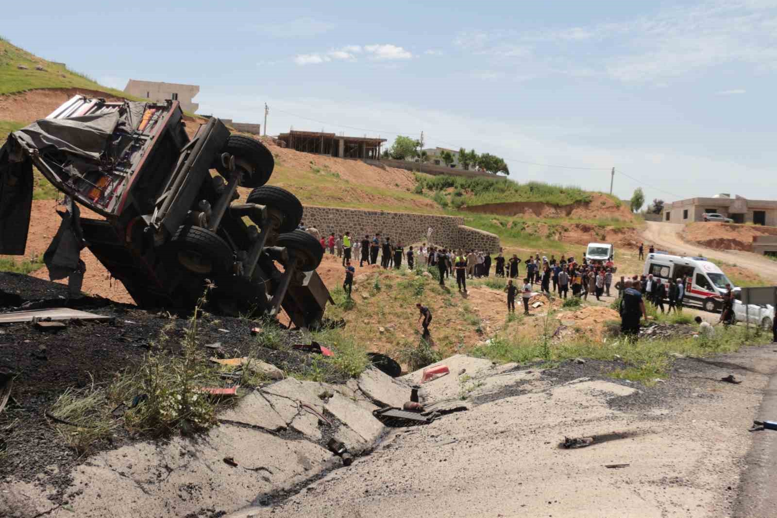 Şırnak’ta devrilen tırda sıkışan sürücü yanarak hayatını kaybetti 8 sirnakta devrilen tirda sikisan surucu yanarak hayatini kaybetti 4 nMlnlec9