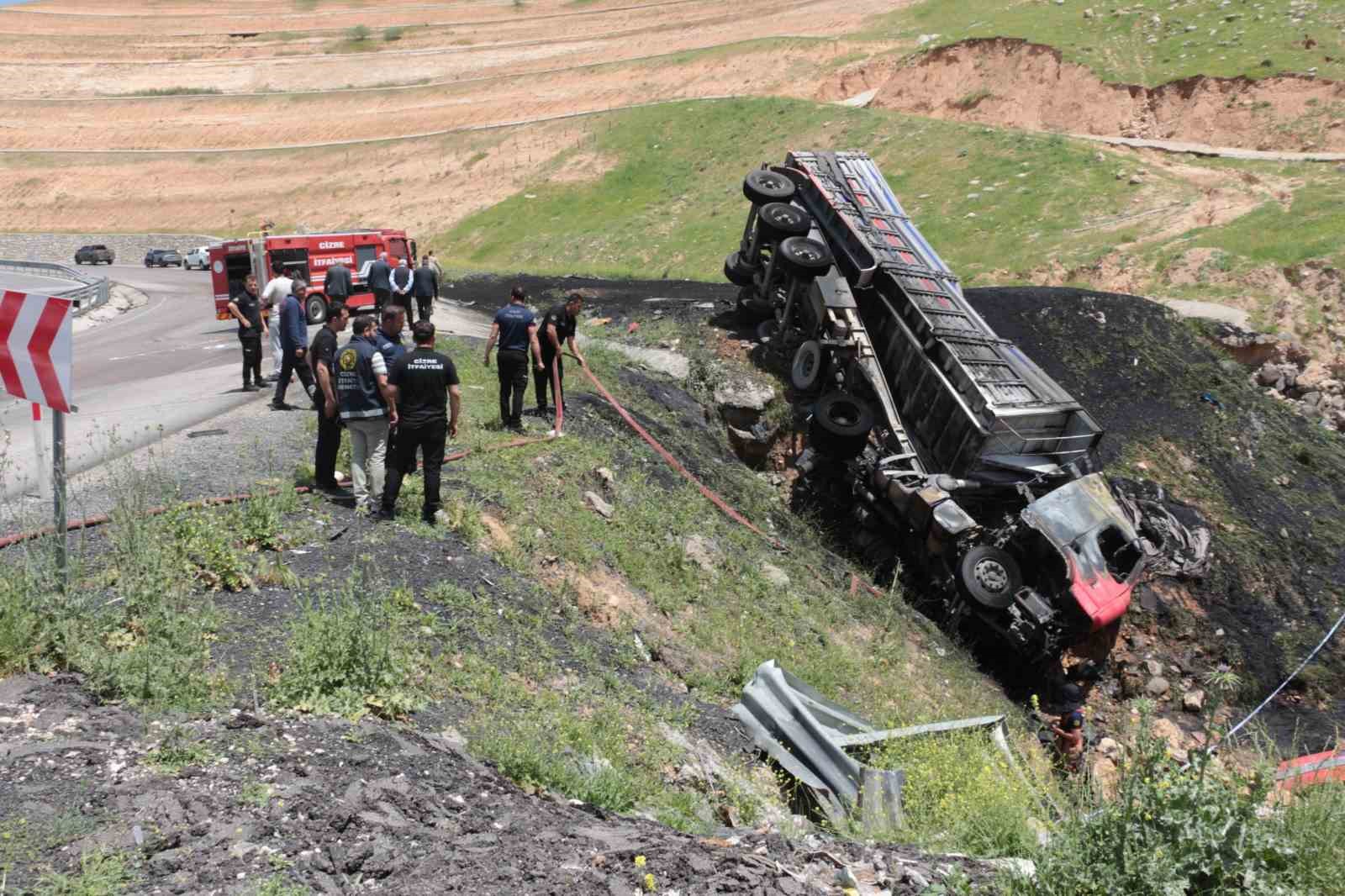 Şırnak’ta devrilen tırda sıkışan sürücü yanarak hayatını kaybetti 9 sirnakta devrilen tirda sikisan surucu yanarak hayatini kaybetti 5 TingZlHS