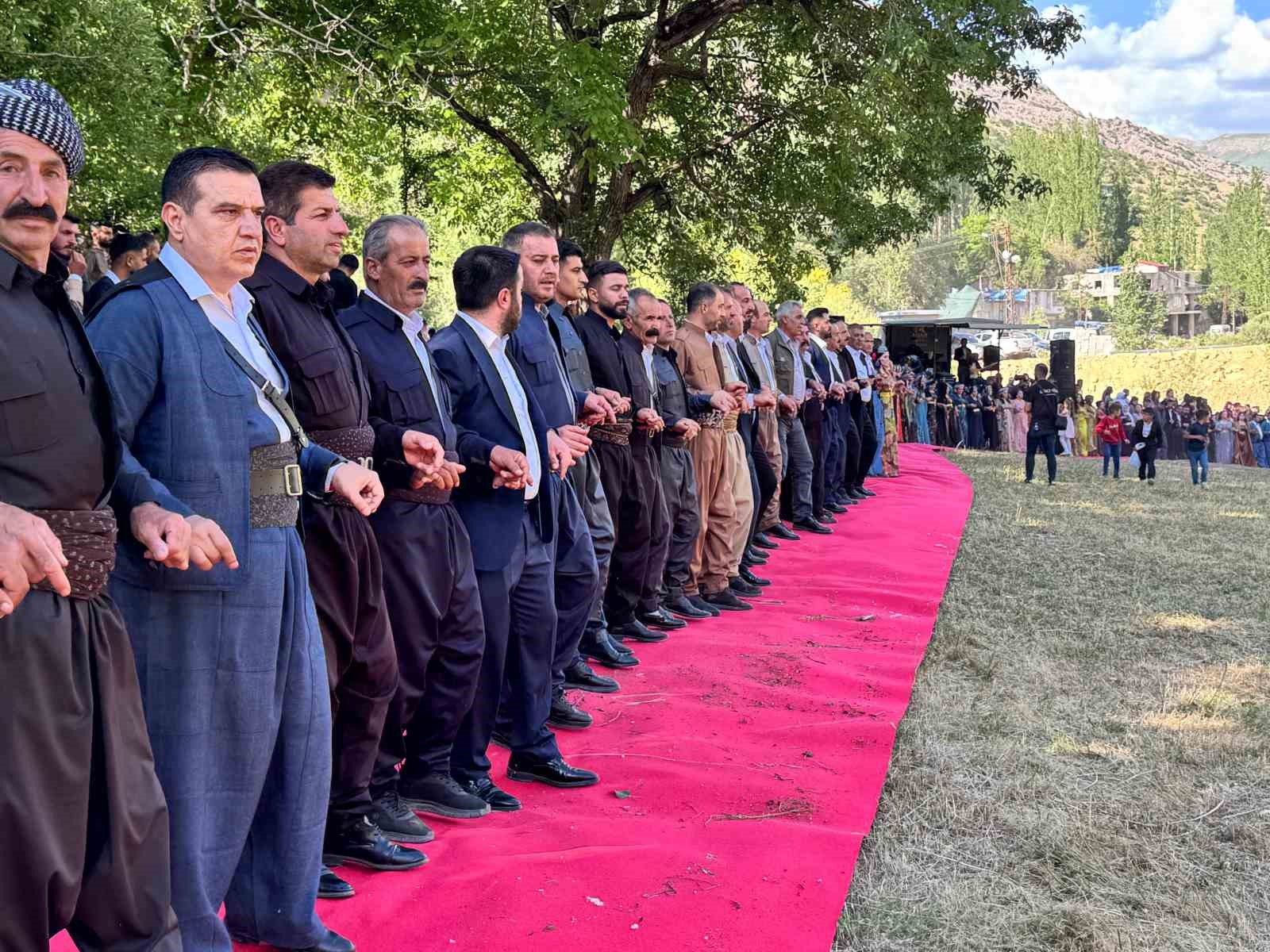 Şırnak’ta en uzun halay kuyruğu 6 sirnakta en uzun halay kuyrugu 2 3K5AEG83