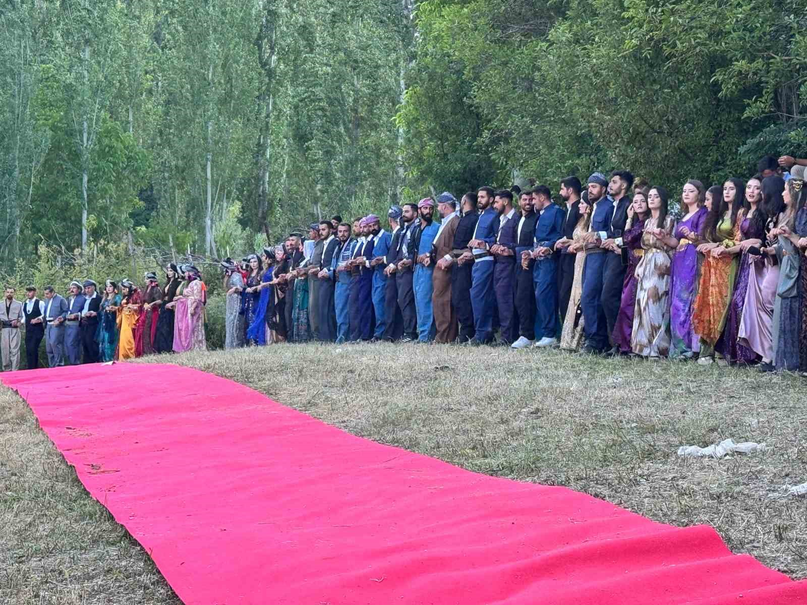 Şırnak’ta en uzun halay kuyruğu 11 sirnakta en uzun halay kuyrugu 7 BHesTOYZ