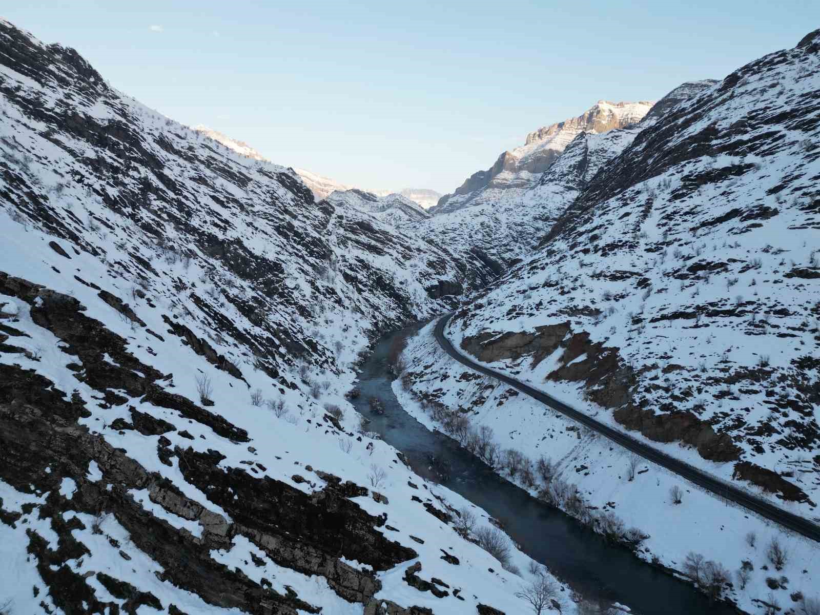 sirnakta etkili olan karla kanlidere beyaza burundu 1 BIjQNblq
