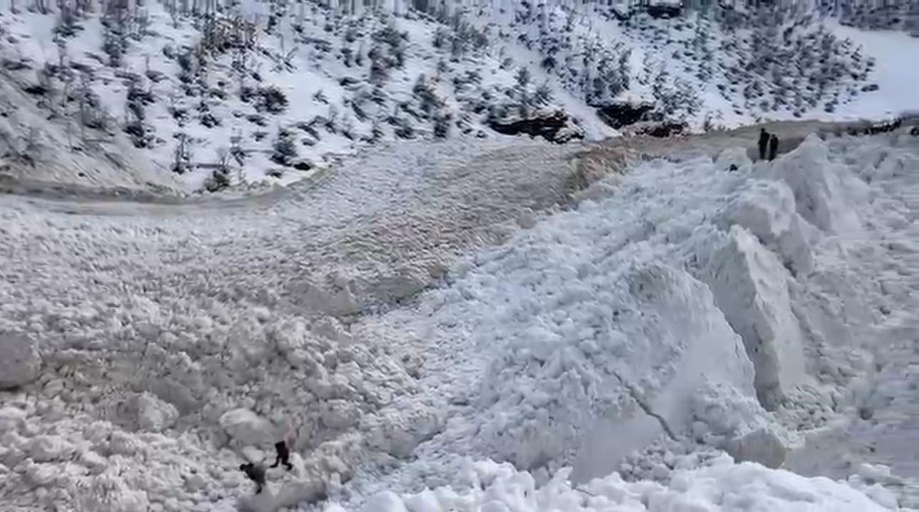 Şırnak’ta facianın eşiğinden dönüldü: Öğrencileri taşıyan servis çığ altında kalmaktan son anda kurtuldu 5 sirnakta facianin esiginden donuldu ogrencileri tasiyan servis cig altinda kalmaktan son anda kurtuldu 1 28jJeA9D