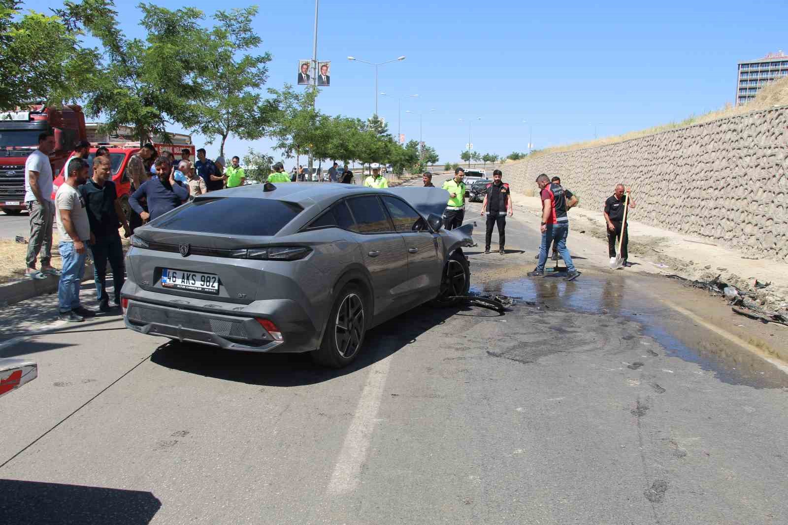 sirnakta feci trafik kazasi ogretmen hayatini kaybetti 3 kisi yaralandi 4 wS167YiT