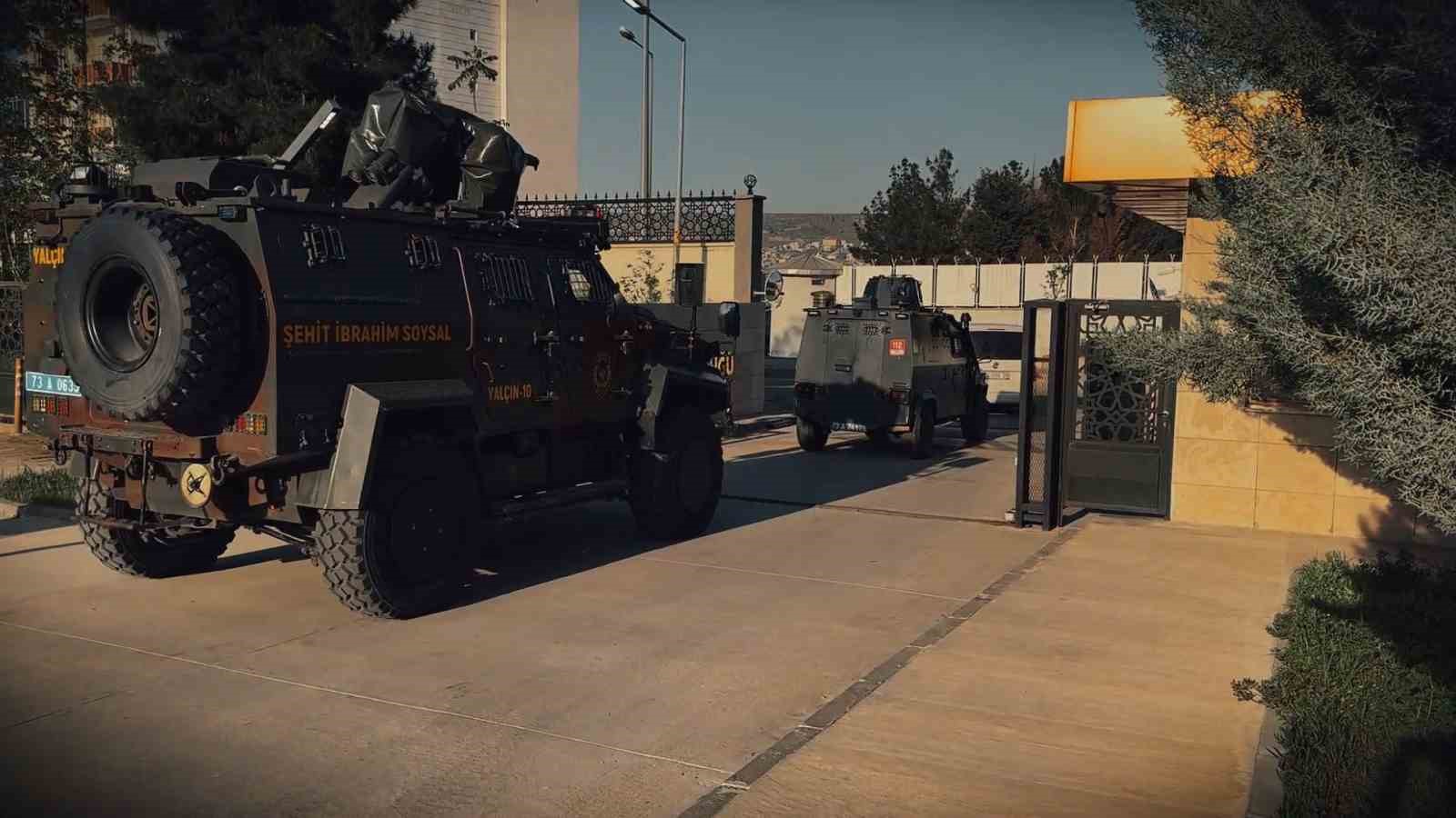 Şırnak’ta film gibi operasyon: Kendilerini asker olarak tanıtıp vatandaşa kabusu yaşattılar 8 sirnakta film gibi operasyon kendilerini asker olarak tanitip vatandasa kabusu yasattilar 4 BWrUvOuW