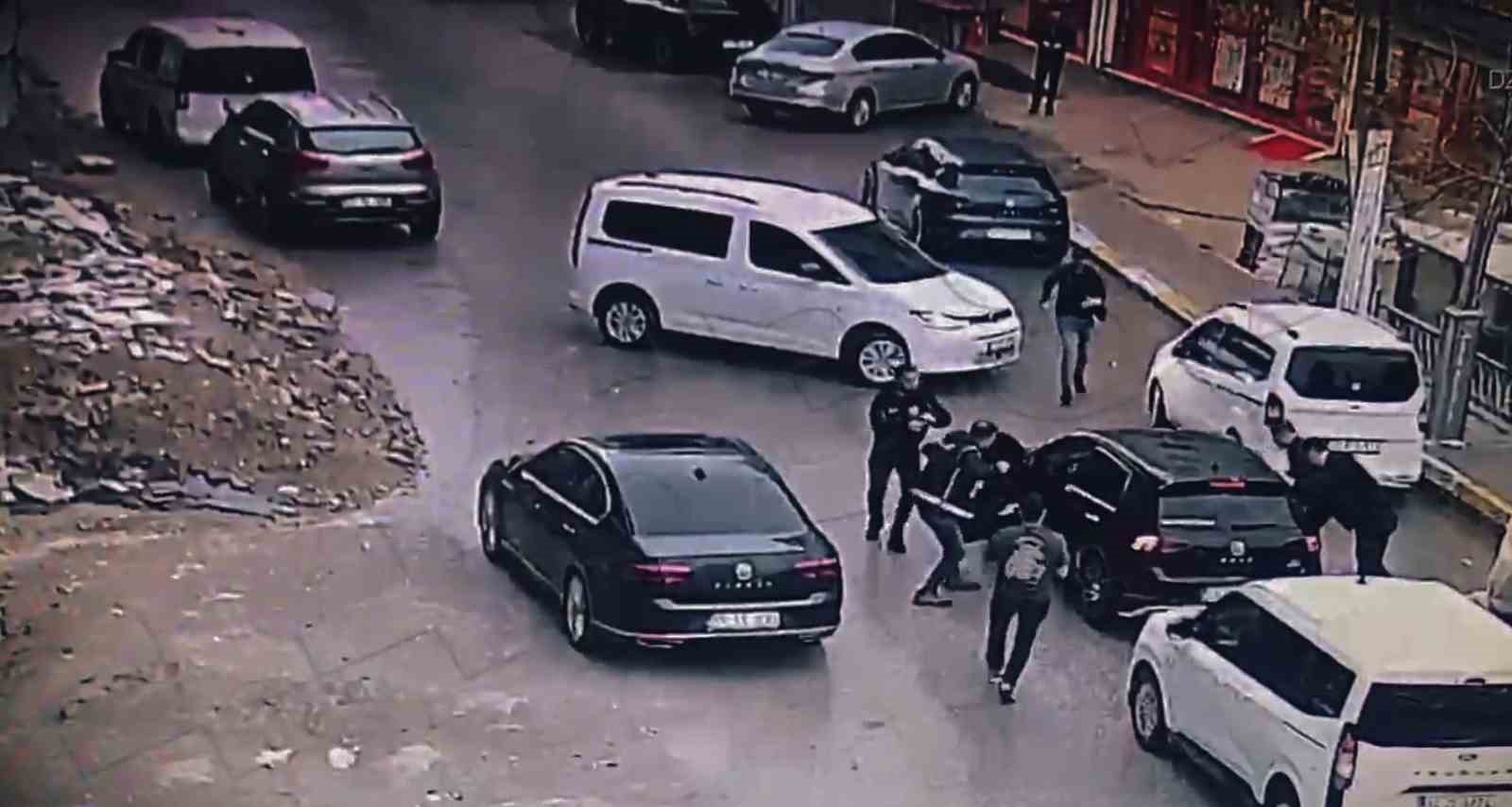 Şırnak’ta film gibi operasyon: Kendilerini asker olarak tanıtıp vatandaşa kabusu yaşattılar 9 sirnakta film gibi operasyon kendilerini asker olarak tanitip vatandasa kabusu yasattilar 5 eqWZtlzY