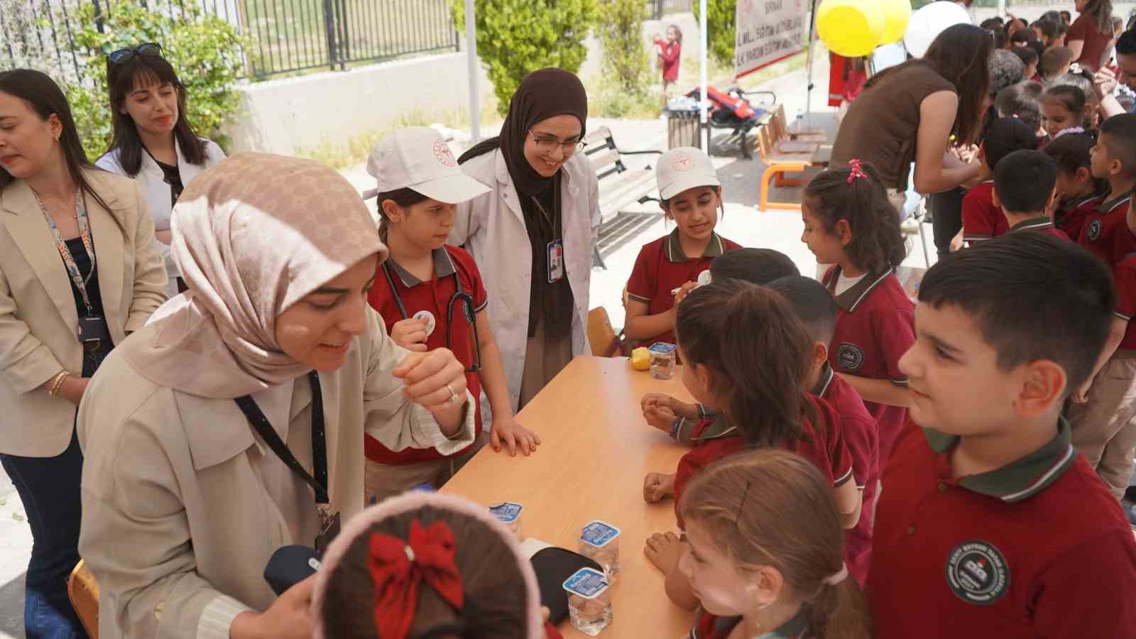 Şırnak’ta geleceğin sağlık elçileri yetişiyor 6 sirnakta gelecegin saglik elcileri yetisiyor 2 dhBeSG6b