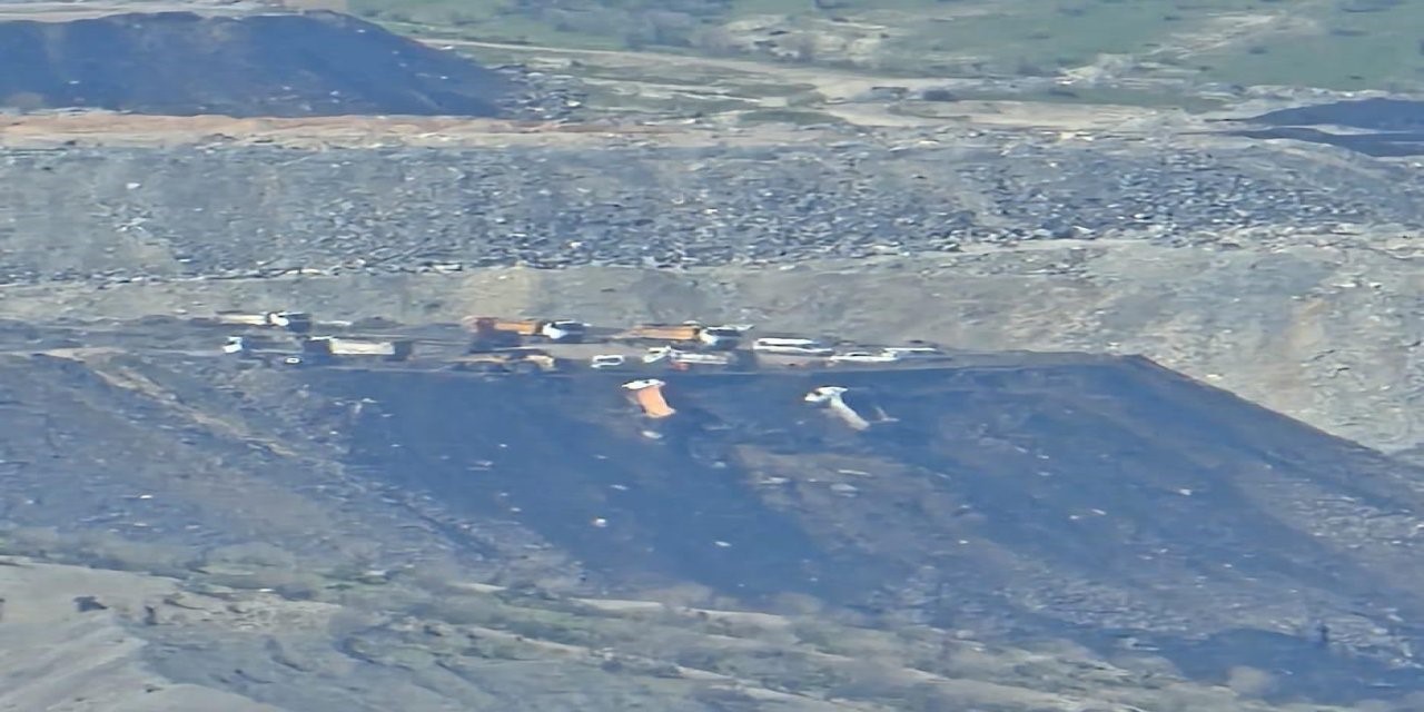 sirnakta hafriyat sahasinda toprak kaymasi park halindeki 2 arac sarampole yuvarlandi 0 YjzgzWNO