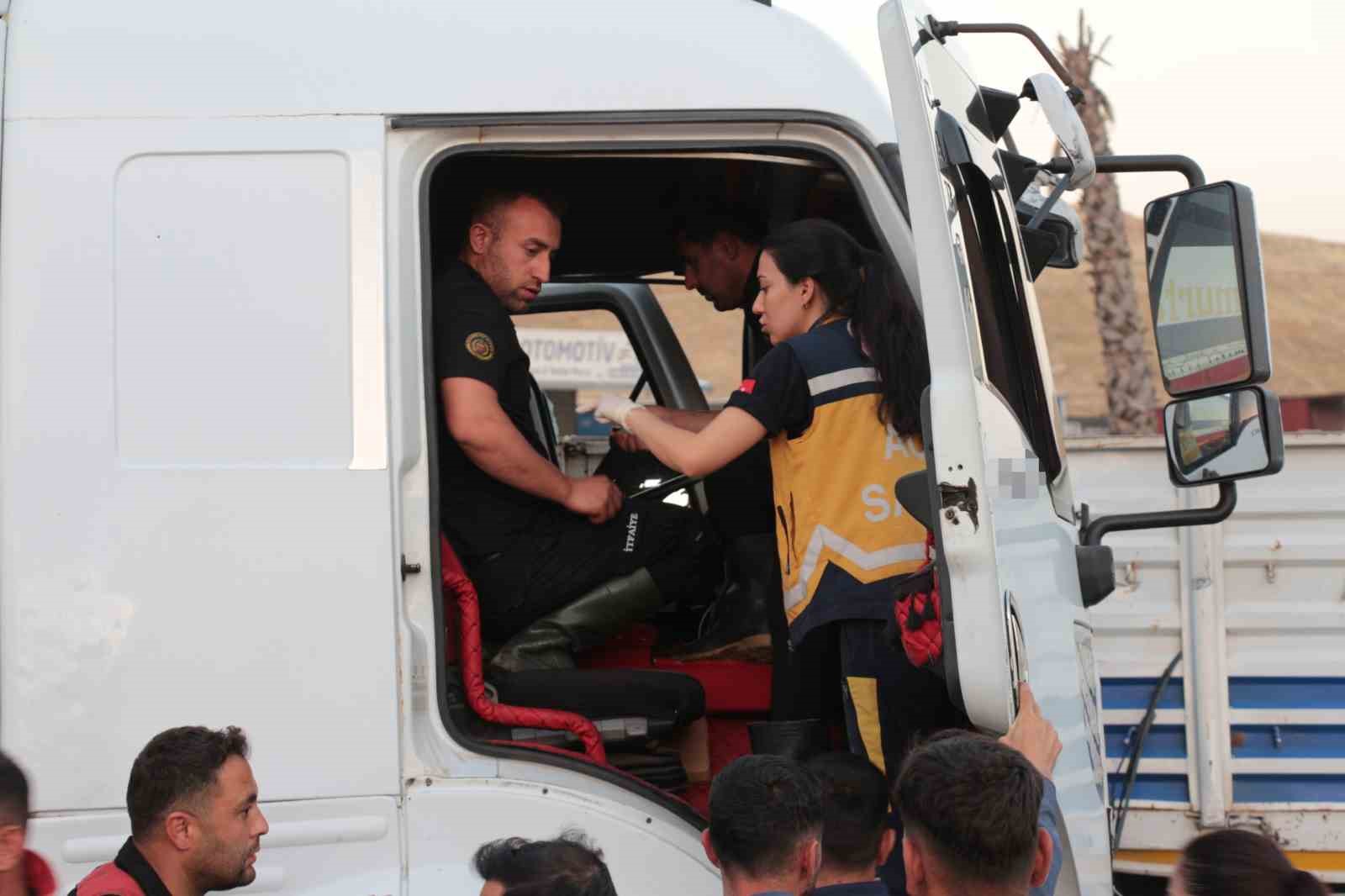 sirnakta iki tir carpisti 2 yarali 0 BmI9EKzu