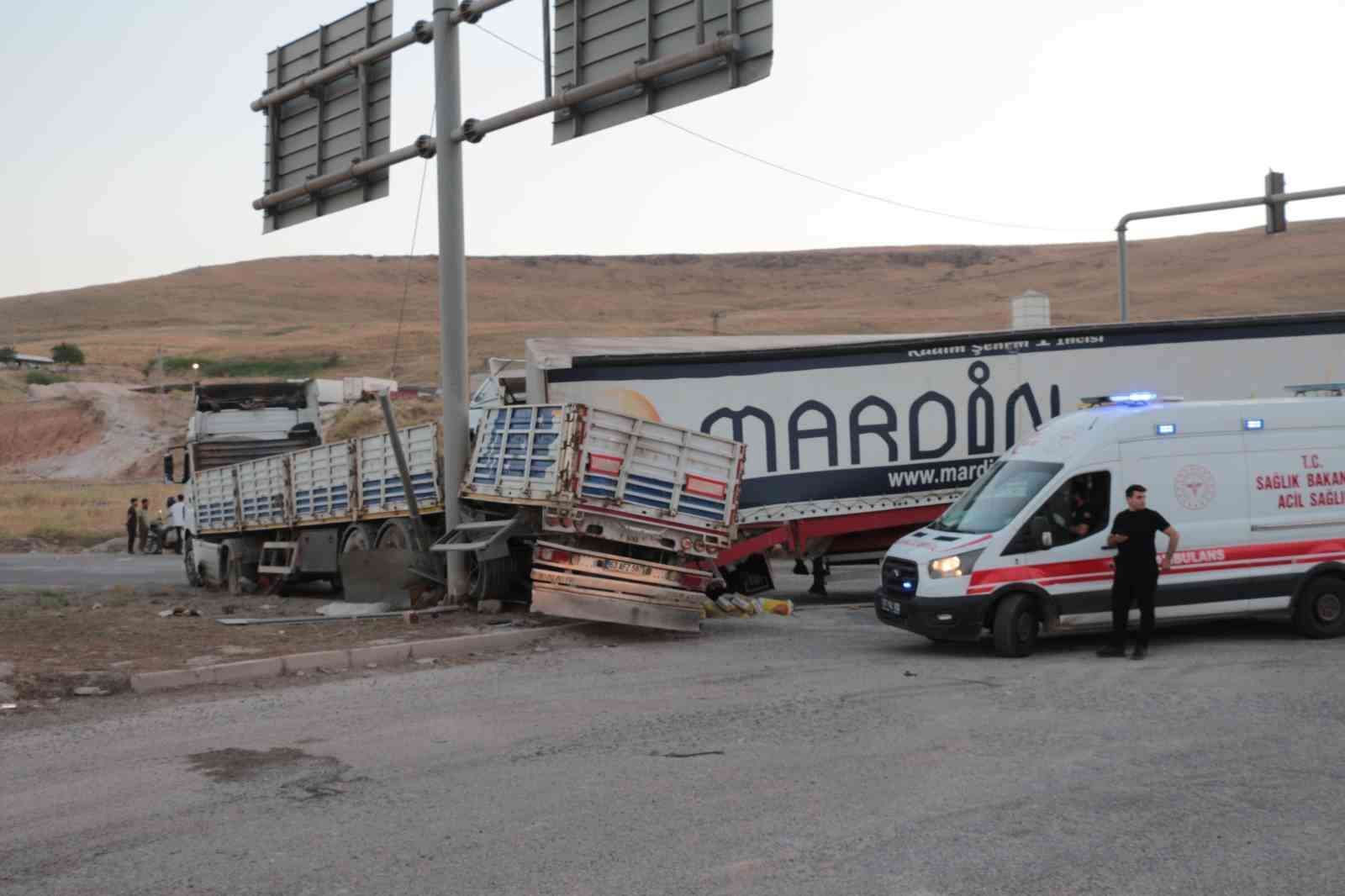 sirnakta iki tir carpisti 2 yarali 7 kepaXWl7