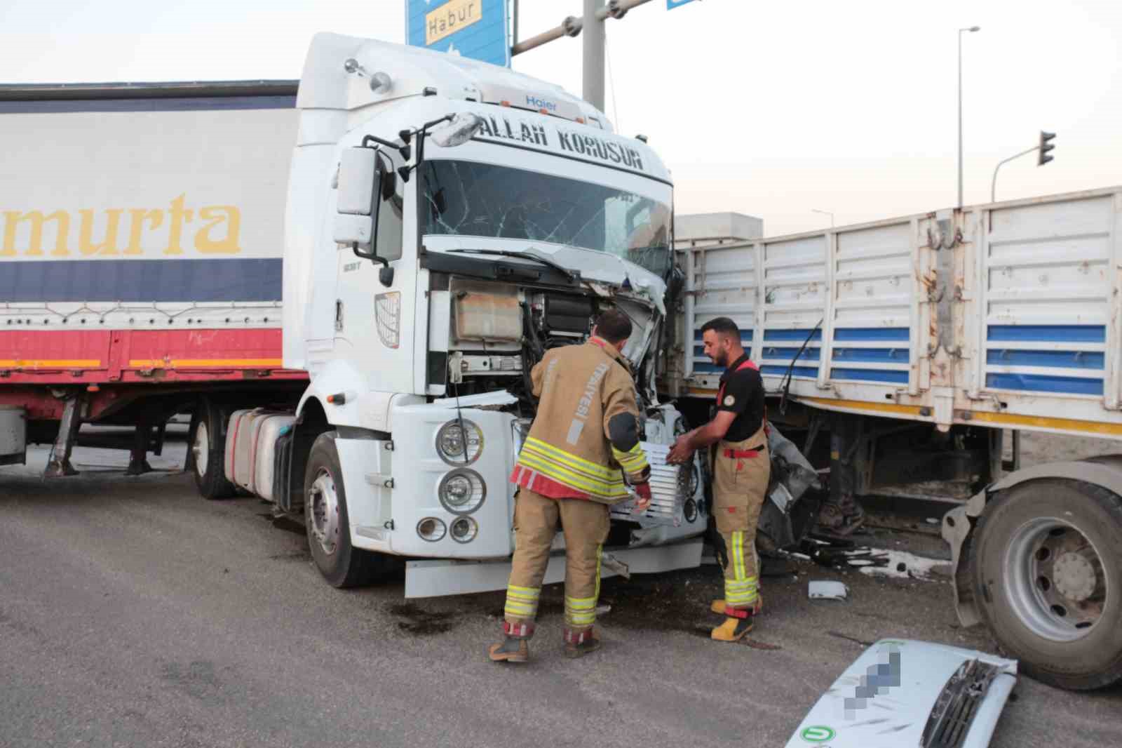 sirnakta iki tir carpisti 2 yarali 9 cLAaInZR