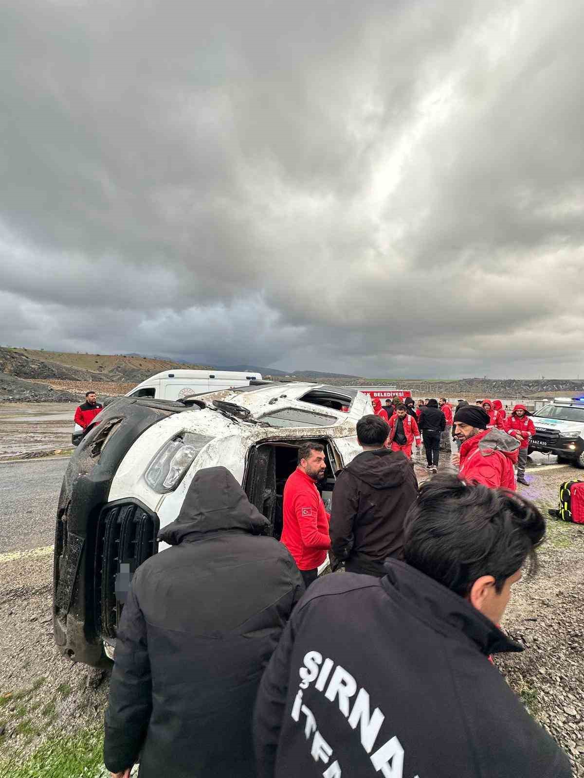 sirnakta iscileri tasiyan servis kaza yapti 9 yarali 1 KLITNMaL