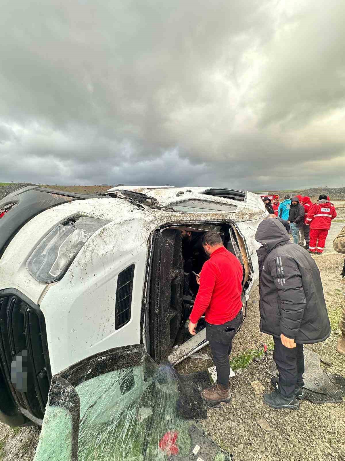 sirnakta iscileri tasiyan servis kaza yapti 9 yarali 2