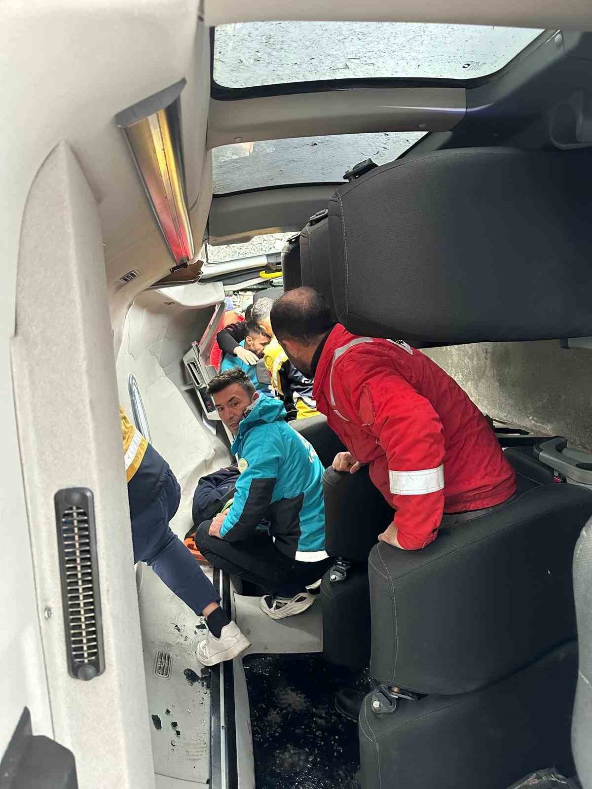 sirnakta iscileri tasiyan servis kaza yapti 9 yarali 4 v5SUpBQk