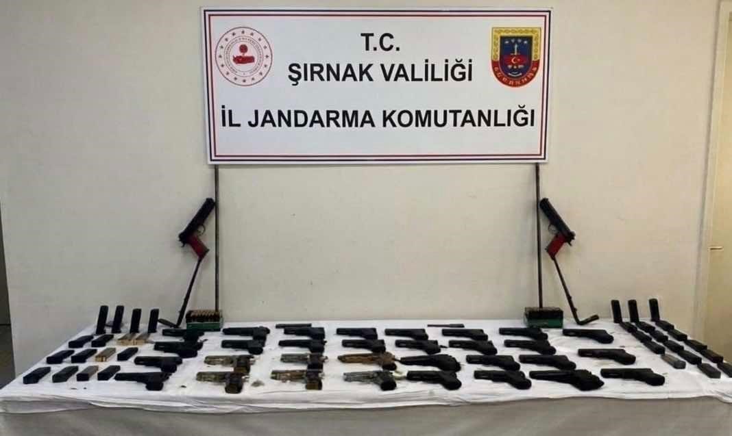 sirnakta jandarma ekipleri cephanelik ele gecirdi 0 BEvehfLb