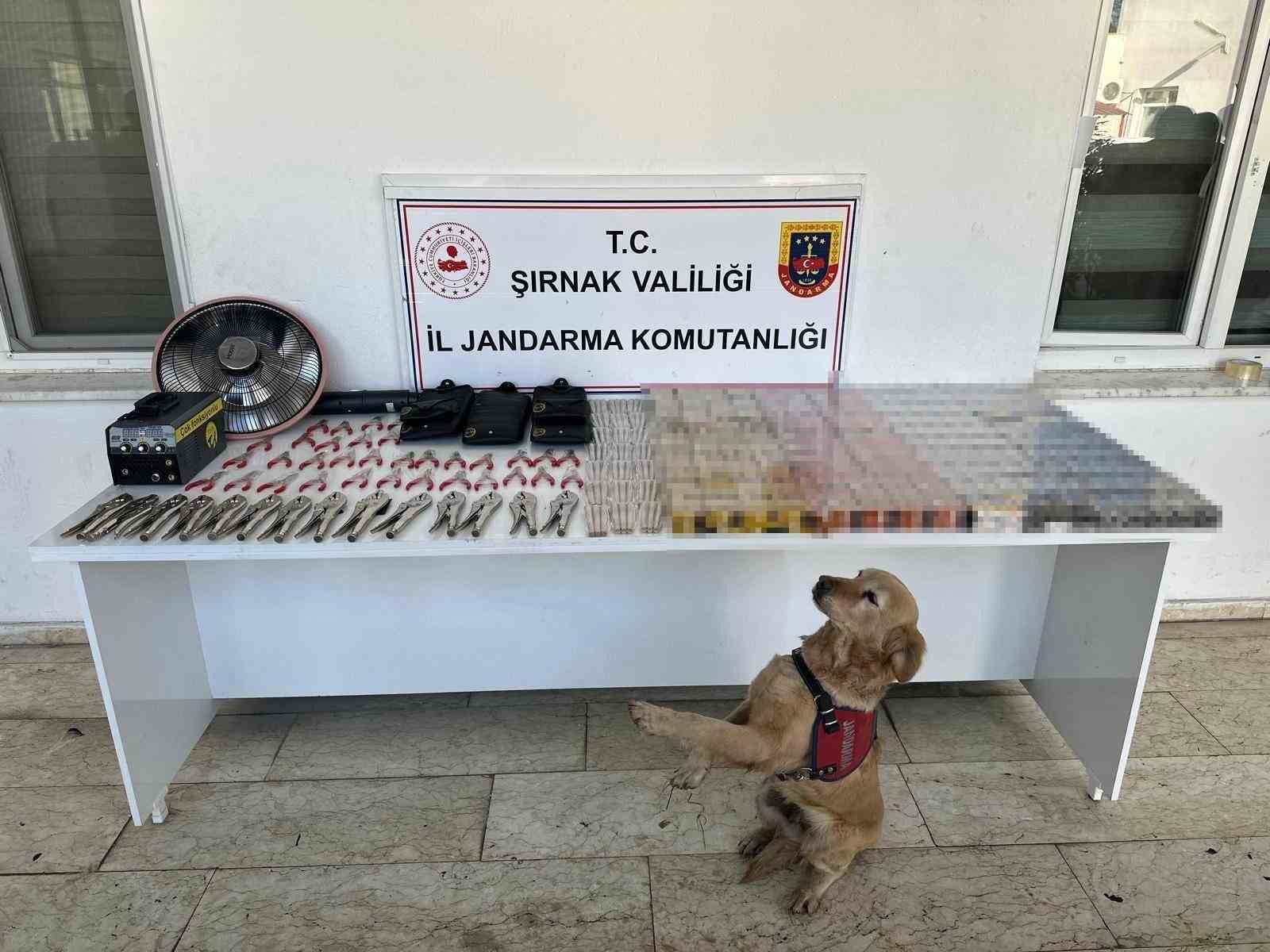 sirnakta jandarmadan kacakcilik operasyonu 27 milyon liralik kacak malzeme ele gecirildi 0 W2MWG9Lw