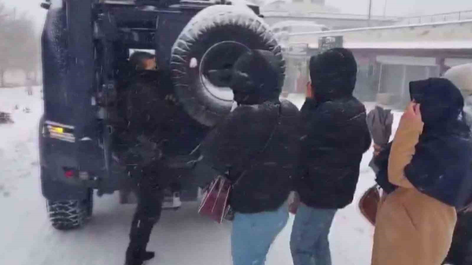 sirnakta kar alarmi polis mahsur kalan vatandaslarin yardimina kostu 0 H2HFpKmU