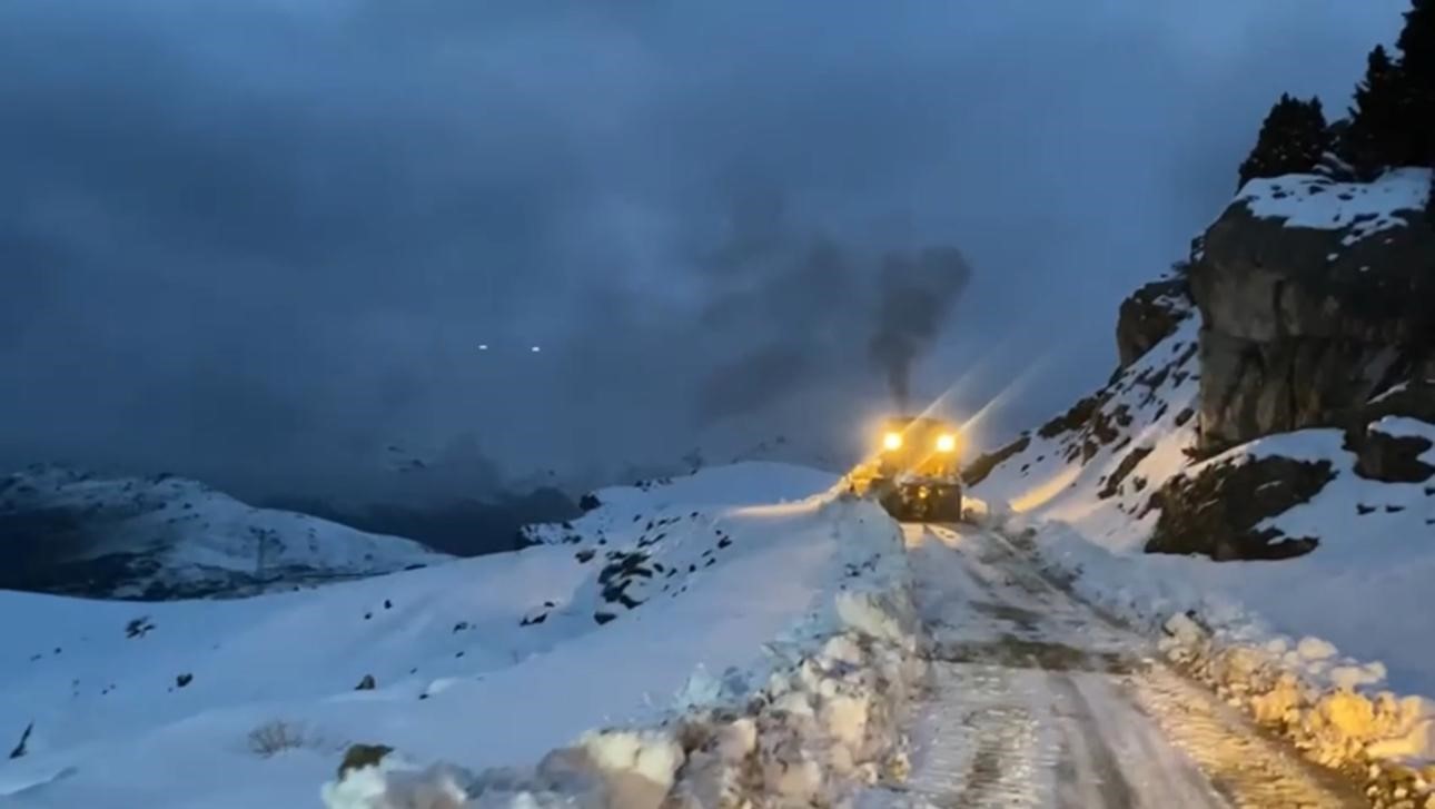 sirnakta kar esareti kapali yollarin acilmasi icin calismalar suruyor 1 yfrUkTj2