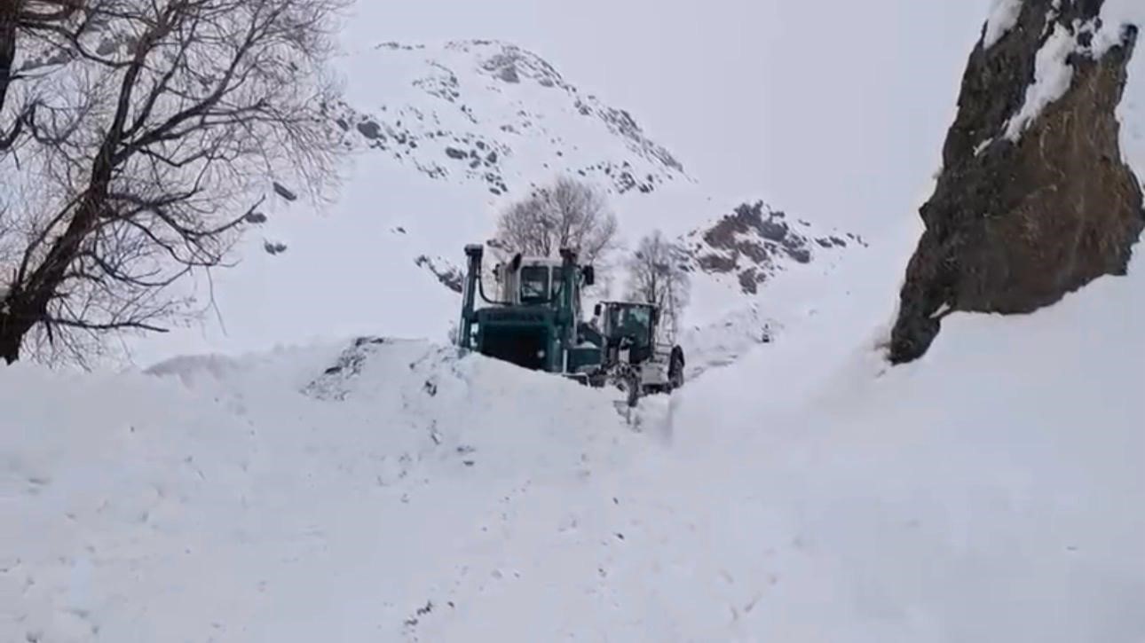 sirnakta kar kalinligi 2 metreyi asti ekipler vardiyali sistemle calisiyor 3 e2mYV1Xu