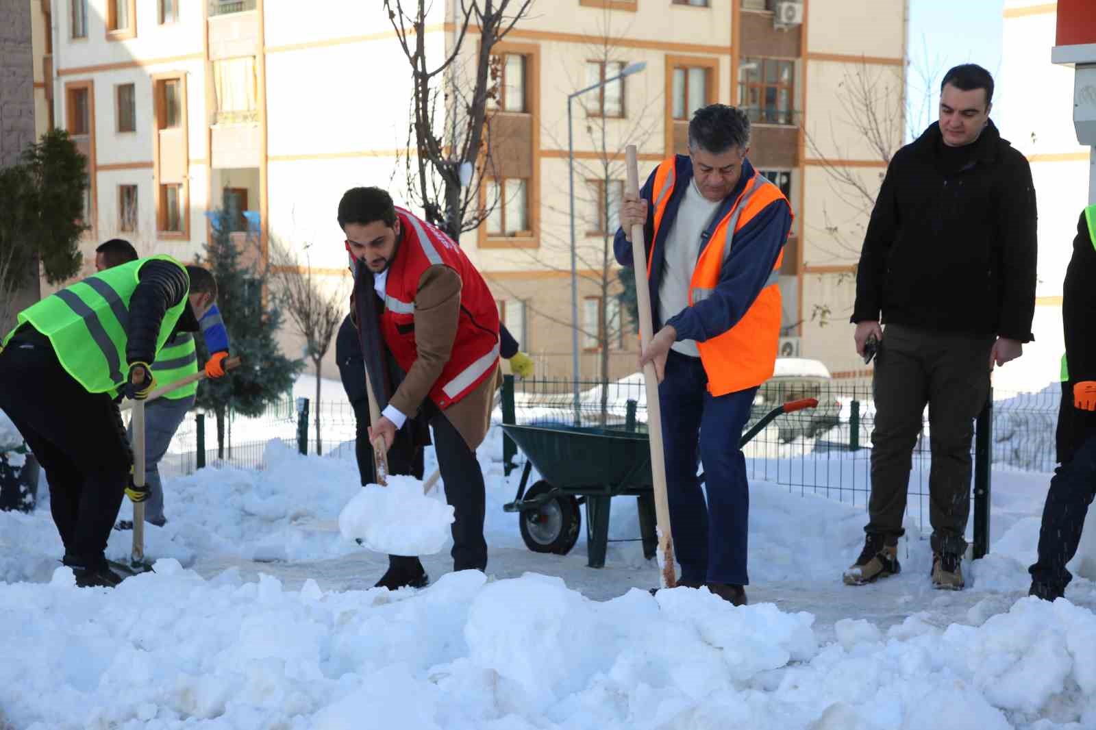 sirnakta kar temizliginde arac engeli 5 Wc5XQdJp