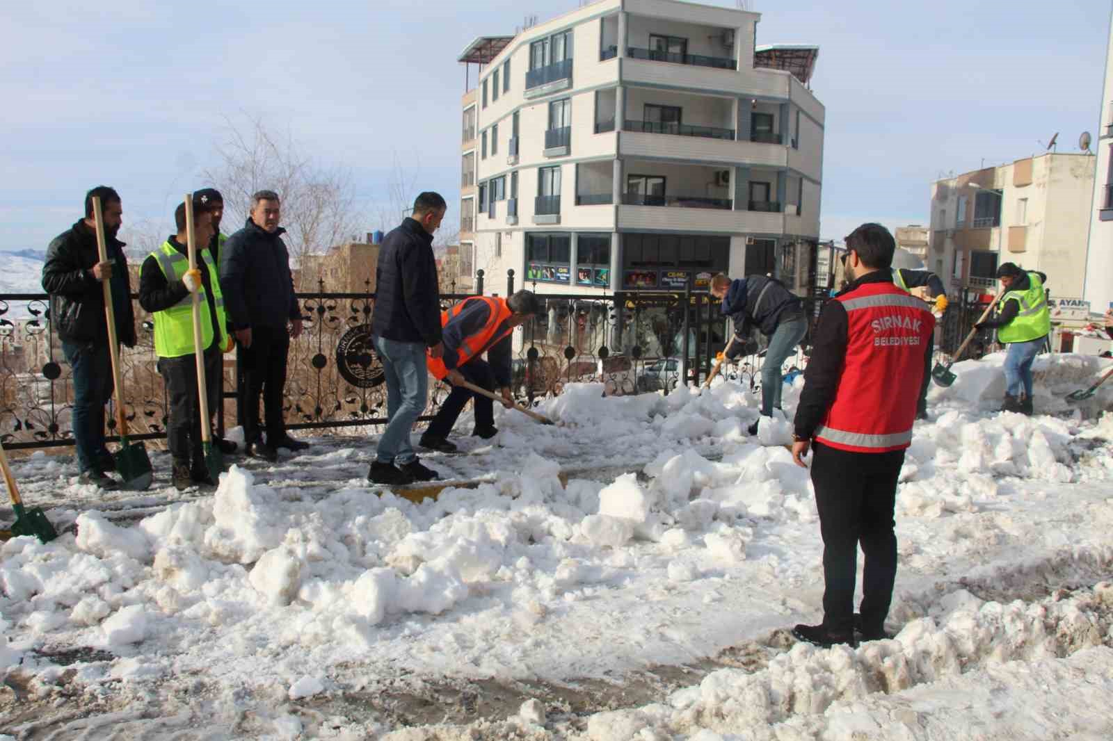 sirnakta kar temizliginde arac engeli 9 P2jg2zj3