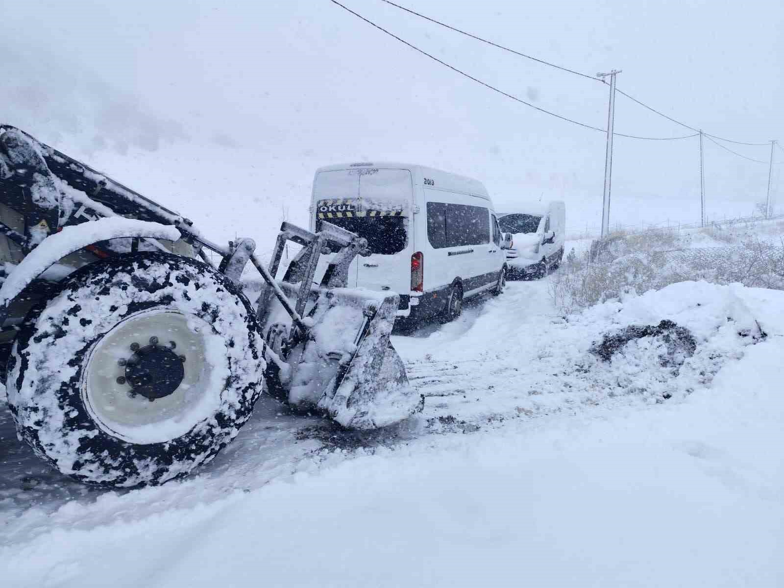 sirnakta karda mahsur kalanlar icin belediye ekipleri seferber oldu 0 zQsVqyhE