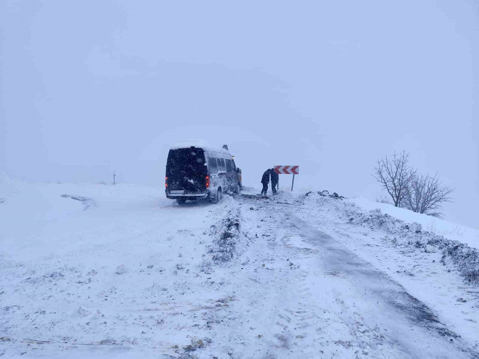 sirnakta karda mahsur kalanlar icin belediye ekipleri seferber oldu 2 H8bn7HV7