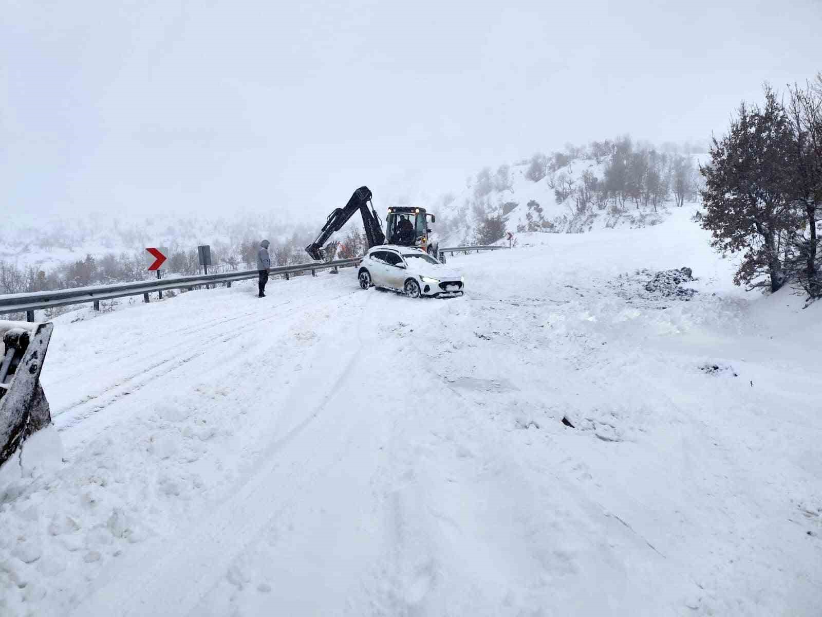 sirnakta karda mahsur kalanlar icin belediye ekipleri seferber oldu 3 BrUyADnI