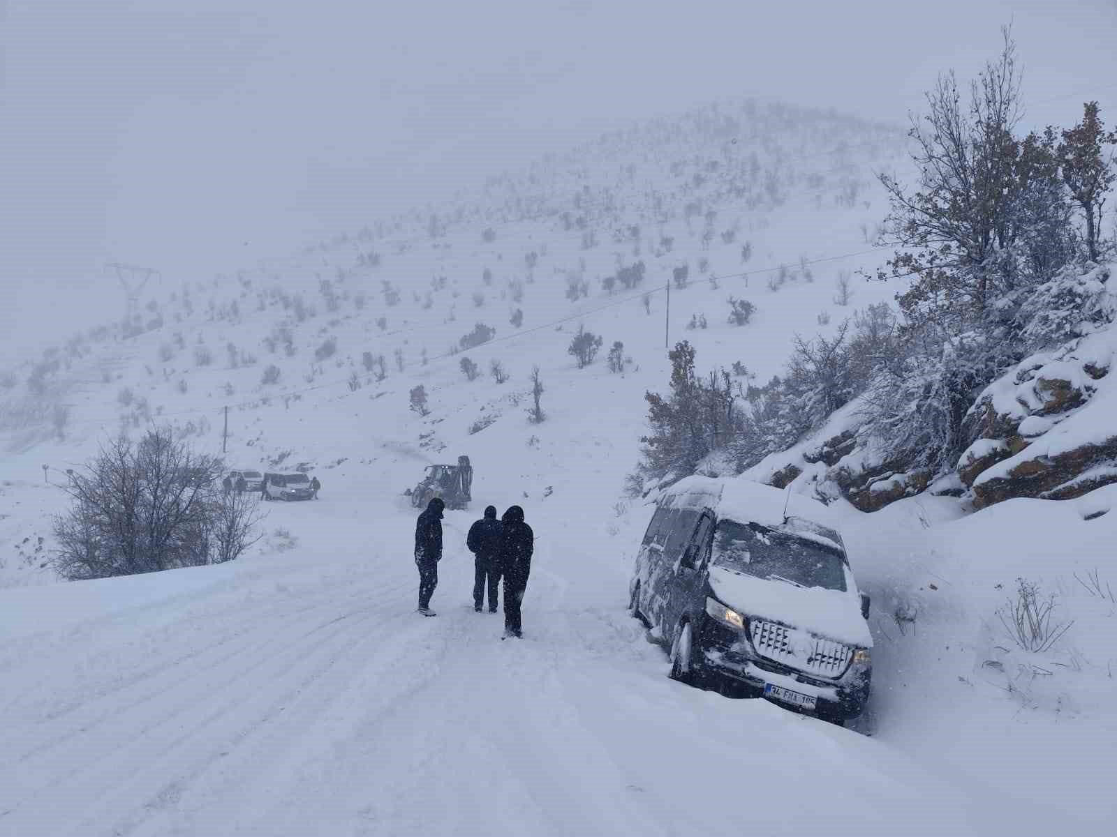 sirnakta karda mahsur kalanlar icin belediye ekipleri seferber oldu 4 Zsiyg81n