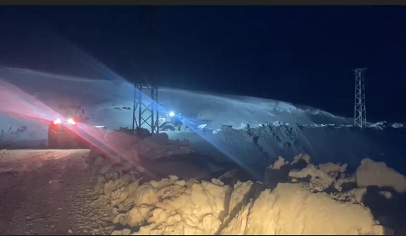 Şırnak’ta karla mücadele gece de devam ediyor 7 sirnakta karla mucadele gece de devam ediyor 3 dVNsTfmy